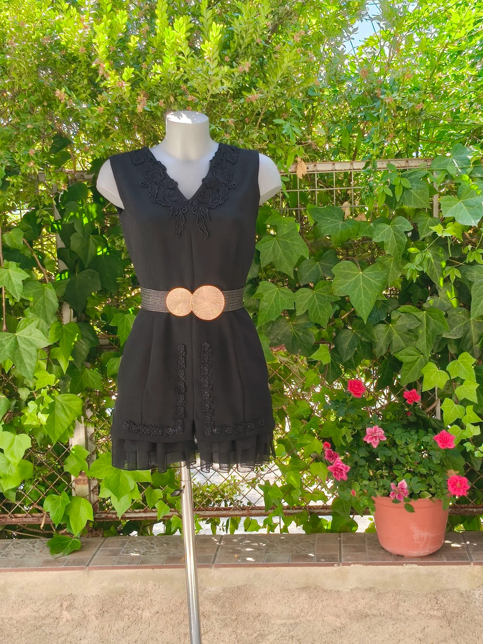 Vestido corto negro "Rosas Rojas" con guipur y gasa
